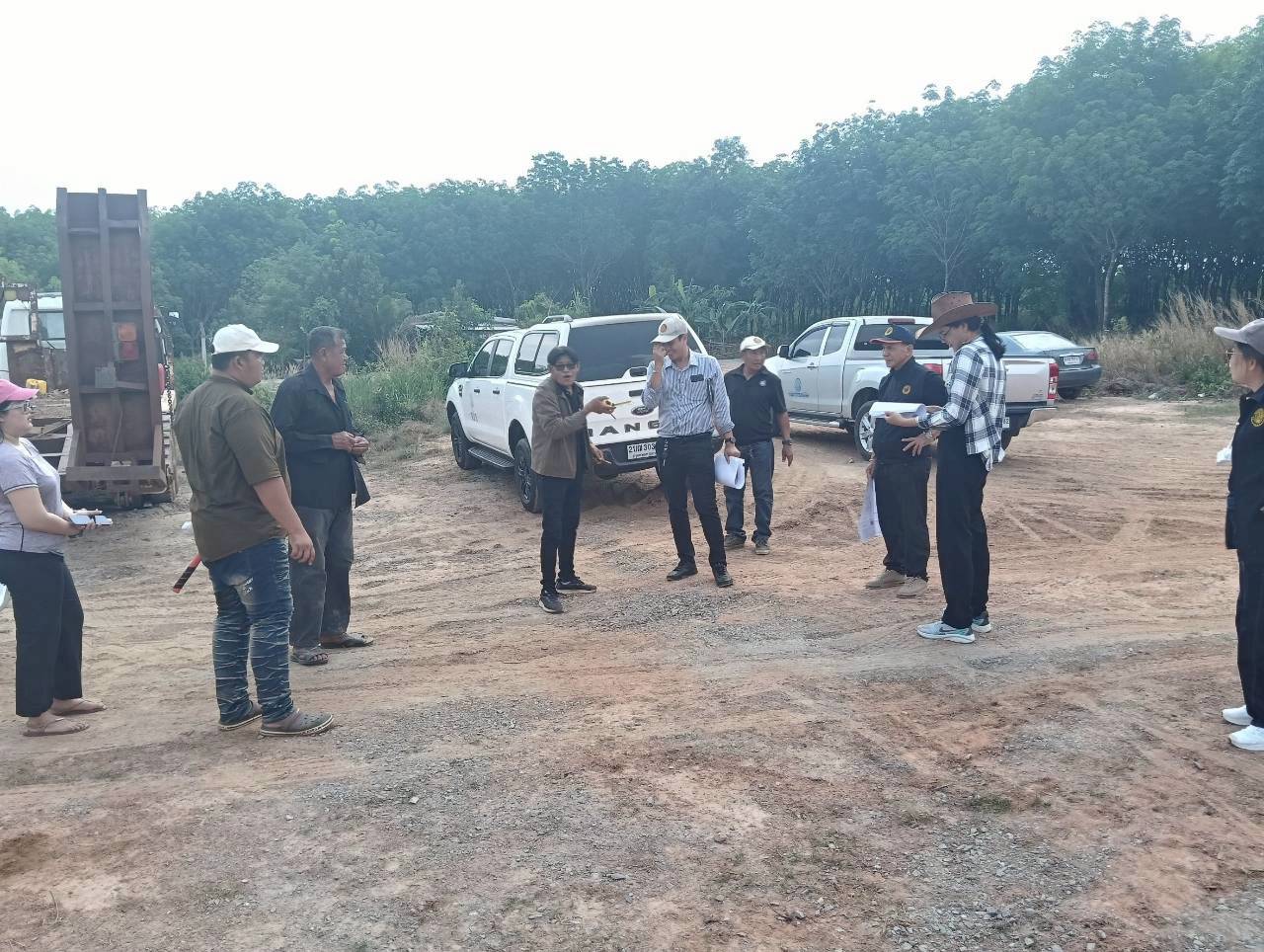 title - วันที่ 17 มีนาคม 2569 นายวิทูล ประดิษฐบุญ ปฏิรูปที่ดินจังหวัดปราจีนบุรี  มอบหมายให้ นายเชวงศักดิ์ อะปะมาตร ผู้อำนวยการกลุ่มงานช่างและแผนที่  นางรักษ์หทัยรัตน์ เมทนีกรชัย หัวหน้าฝ่ายบริหาร และเจ้าหน้าที่ ส.ป.ก.ปราจีนบุรี ลงพื้นที่ตรวจรับงานก่อสร้างถนนสายซอยในแปลงเกษตรกรรม ในเขตปฏิรูปที่ดิน ให้แก่เกษตรกรผู้ไร้ที่ดินทำกิน